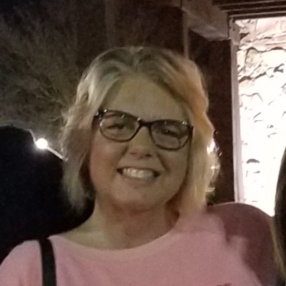 Profile Picture of Tonya Helms (@thelms0910) on Poshmark