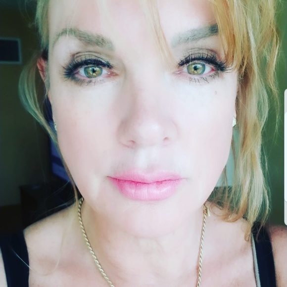 Profile Picture of Lori Larsen (@lalar255) on Poshmark