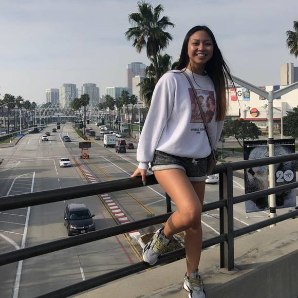 Profile Picture of Lauren Mantong (@laurreeenc) on Poshmark