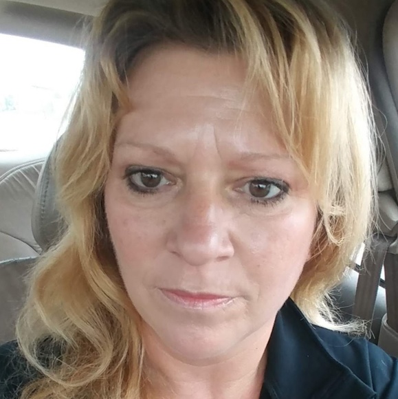 Lori Wendland - Poshmark Profile Picture of Lori Wendland (@youneekfinds) on Poshmark