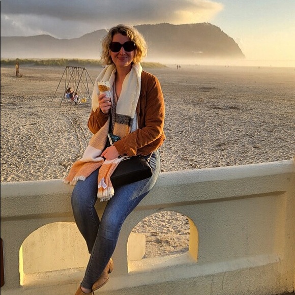 Profile Picture of Holly Trusiak (@hctrusiak) on Poshmark