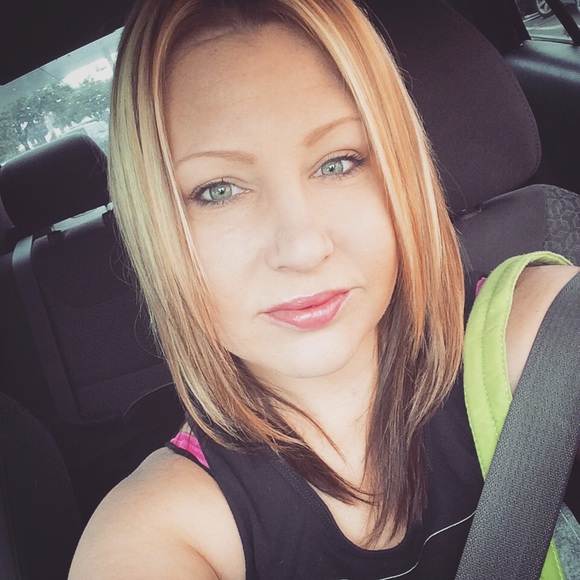Profile Picture of Andrea Vickers (@andrea0883) on Poshmark
