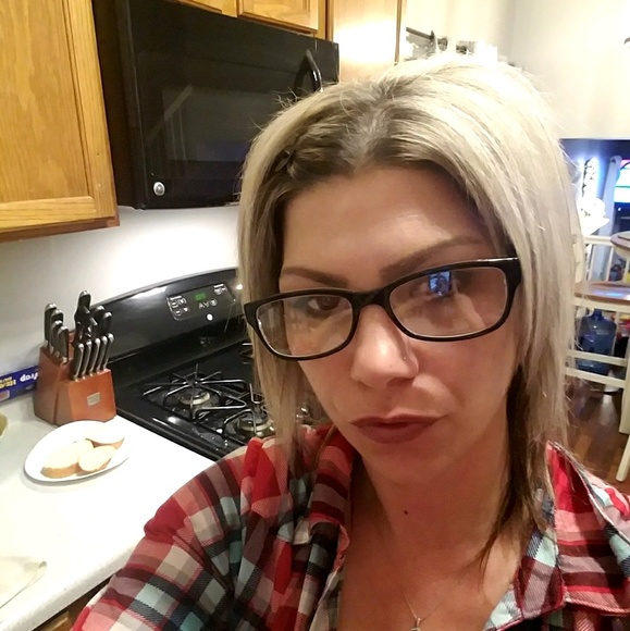 Profile Picture of Janet Mota (@janetmota) on Poshmark