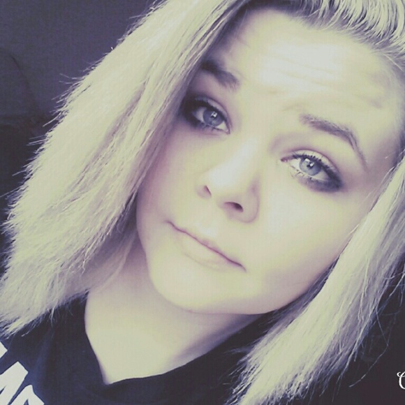 Profile Picture of Erin Reimolds (@elise1997) on Poshmark