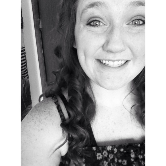 Profile Picture of Sara Giernoth (@serruhlynn) on Poshmark