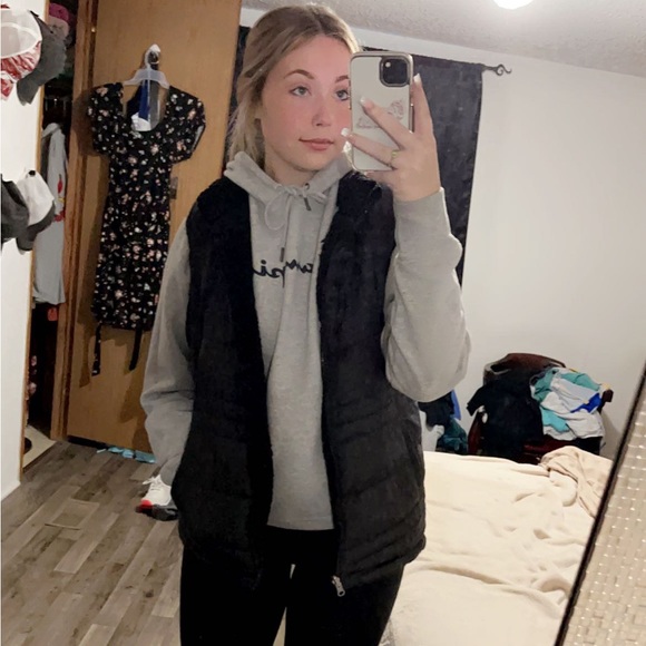Profile Picture of Bristel Entwistle (@bristellee) on Poshmark