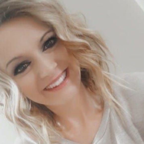 Profile Picture of Tamara Moore (@tamara_moore) on Poshmark