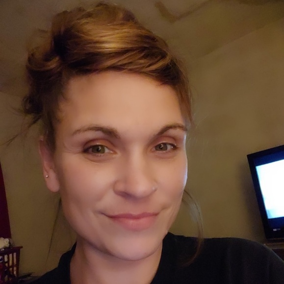 Profile Picture of Nici sue Van houden (@nicig2016) on Poshmark