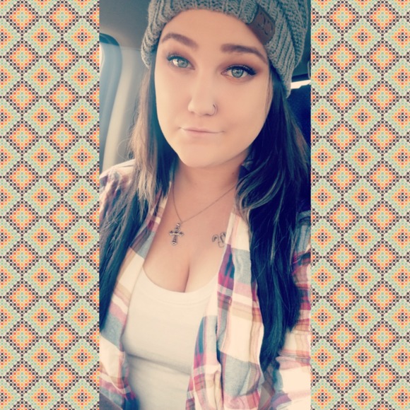 Profile Photo of Jessica Arndt (@thebakkengirl93) on Poshmark