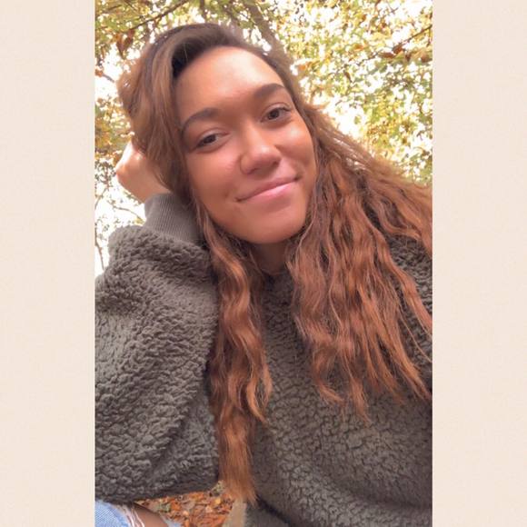 Profile Picture of Jess Mlkvy (@jessmml) on Poshmark