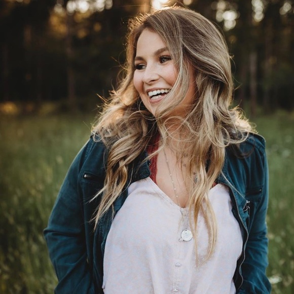 Profile Picture of Kami Scott (@kamiscott30) on Poshmark