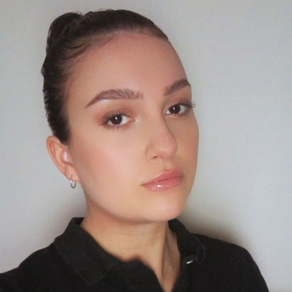 Profile Picture of Erin Borgmeyer (@erinellie) on Poshmark