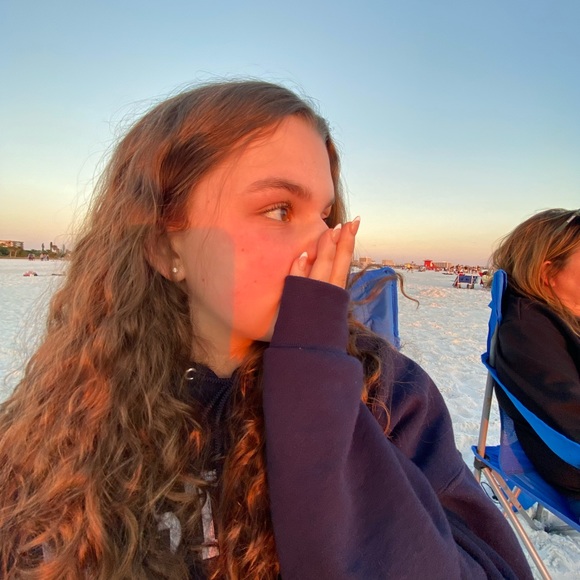 Profile Picture of Mirren Hewett (@mirrenhewett) on Poshmark