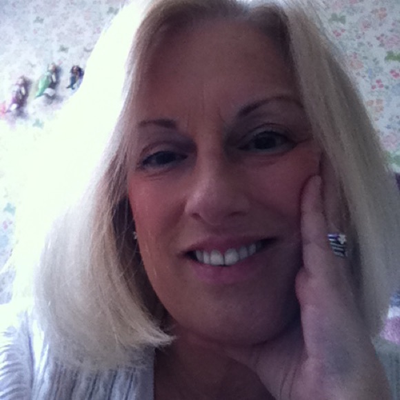 Profile Picture of Robin Timm (@delsanti54) on Poshmark