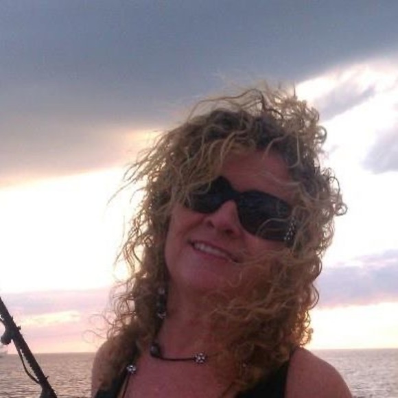 Profile Picture of Lucy Adgate (@lucyadgate) on Poshmark