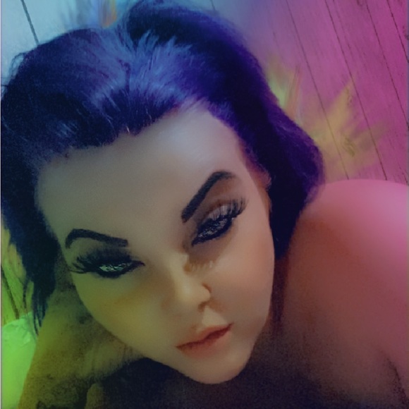 Profile Picture of Amber Allmendinger (@a1byamberii) on Poshmark