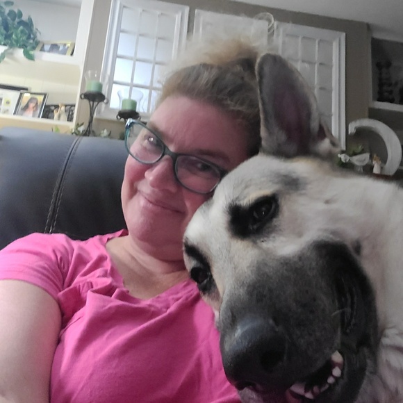 Profile Picture of Julie Giger (@jujugiger) on Poshmark