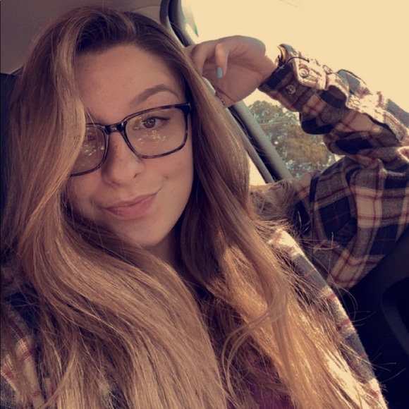 Profile Picture of Miranda Lauriano (@mirandalauriano) on Poshmark