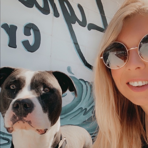 Hannah Niewoit - Poshmark Profile Picture of Hannah Niewoit (@festie300) on Poshmark