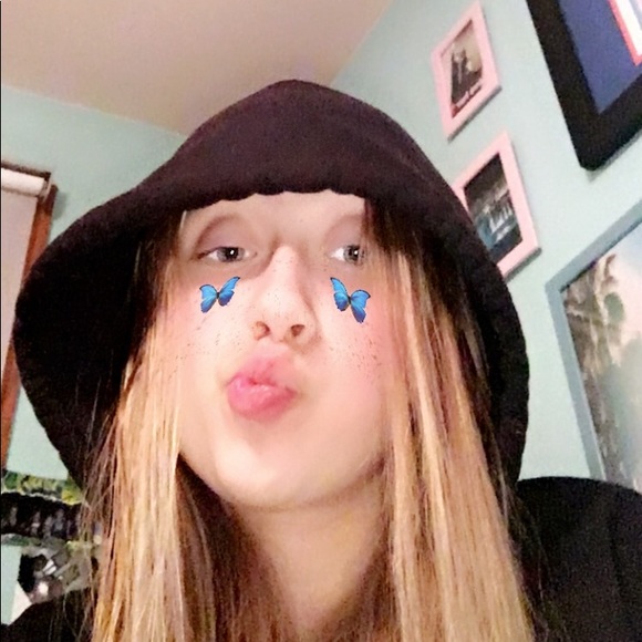 Profile Picture of Rylie Bergemann (@ryliebvevo) on Poshmark