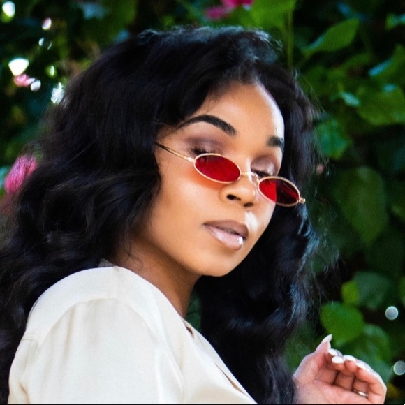 Profile Picture of Brandi Milliner (@minetooyours) on Poshmark