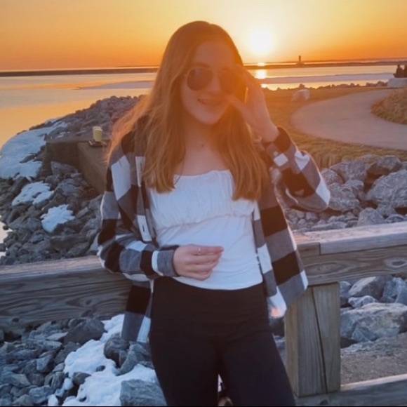 Profile Picture of Carolyn Manning (@carolyngrace29) on Poshmark