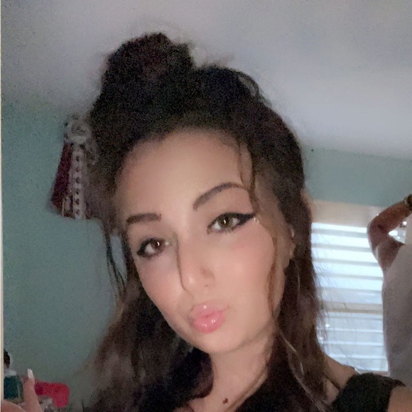 Profile Picture of Kenzie Michelle (@mackieb7) on Poshmark