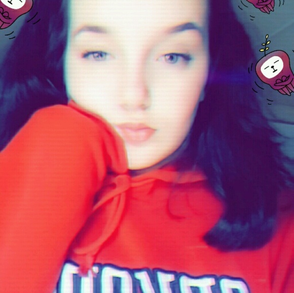 Profile Picture of Amanda Jaszewski (@amandajaszewski) on Poshmark