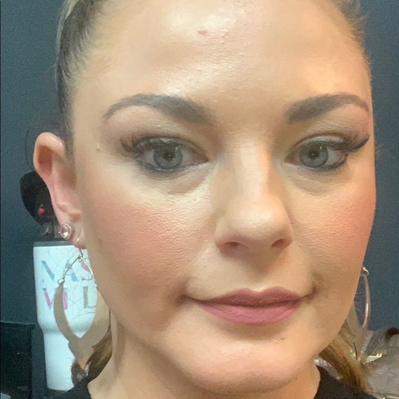 Profile Picture of Leslie Connor (@leslieannconnor) on Poshmark