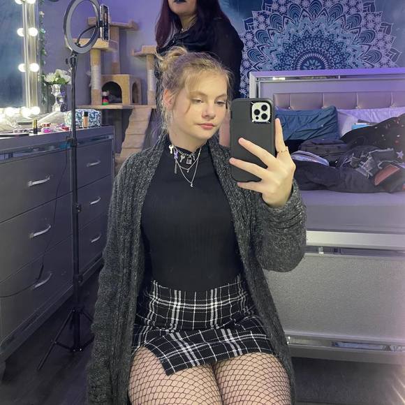 Profile Picture of Laurie Aaron (@laurie_a1) on Poshmark