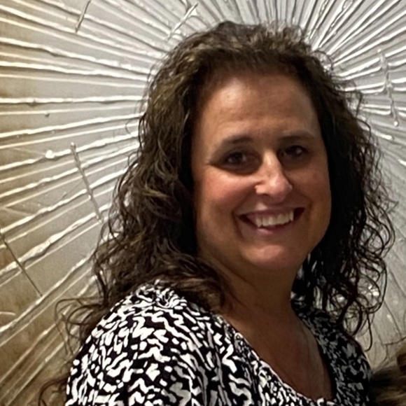 Profile Picture of Kim Lenhart (@lenhart1985) on Poshmark