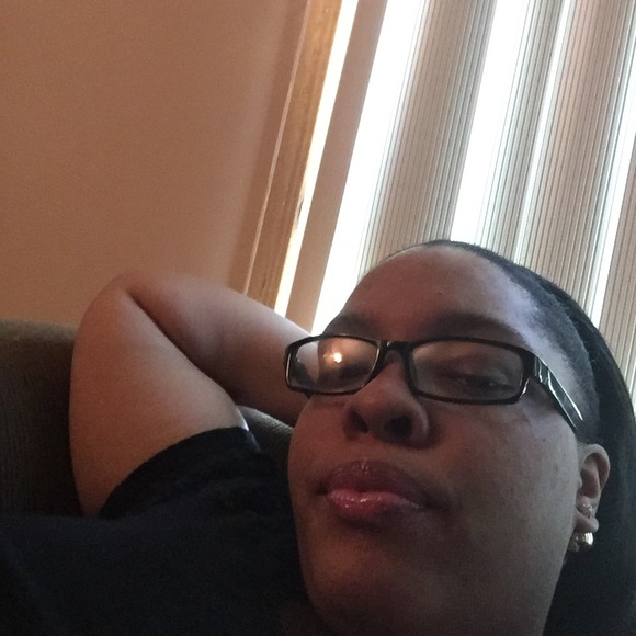 Profile Picture of Julia Strong (@jtstrong91) on Poshmark