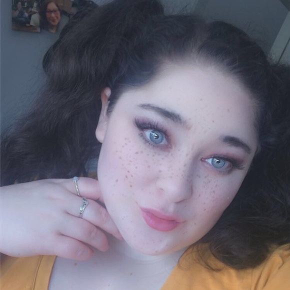 Profile Picture of Lauren Geary (@laurengeary0211) on Poshmark