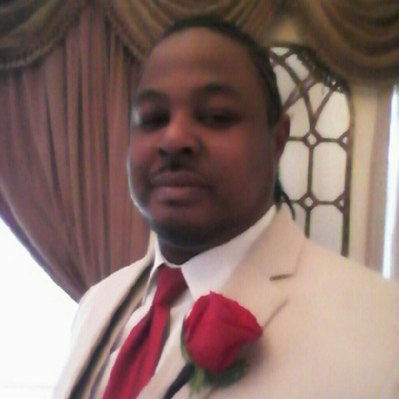 Profile Picture of Greg Leonard (@gregthabarber) on Poshmark