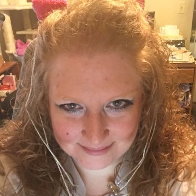 Profile Picture of Robin (@robincolucci) on Twitter