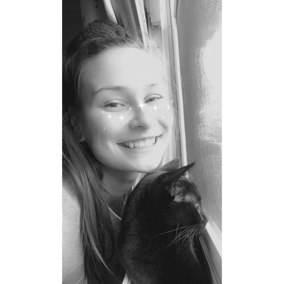 Profile Picture of Hannah Michalkiewicz (@hannah_loren) on Poshmark