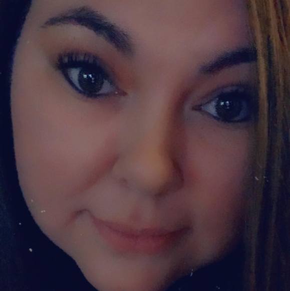 Profile Picture of Shay Azbell (@sazbell23) on Poshmark