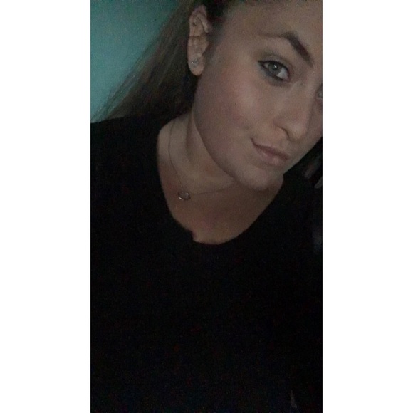 Profile Picture of Danielle Gendelman (@danig28) on Poshmark