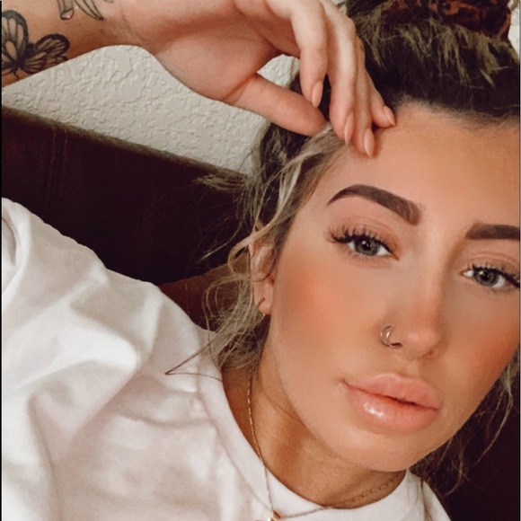 Profile Picture of Hannah Mollick (@hanndoeshair) on Poshmark