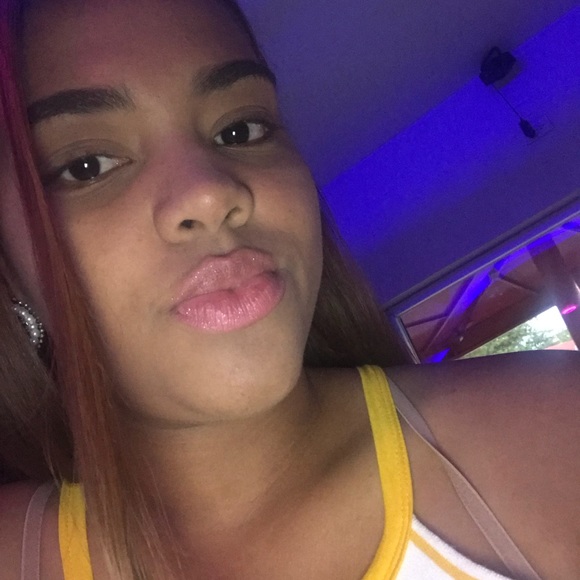 Profile Picture of Martina Gonzalez (@martinagp1192) on Poshmark