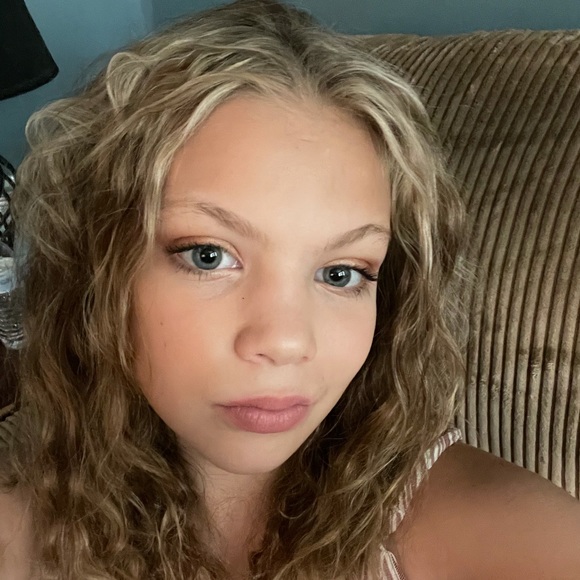 Profile Picture of Claudya Shanks (@claudyashanks) on Poshmark