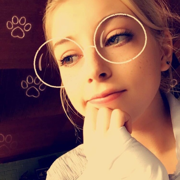 Profile Picture of Aimee Kern (@aimee1998) on Poshmark
