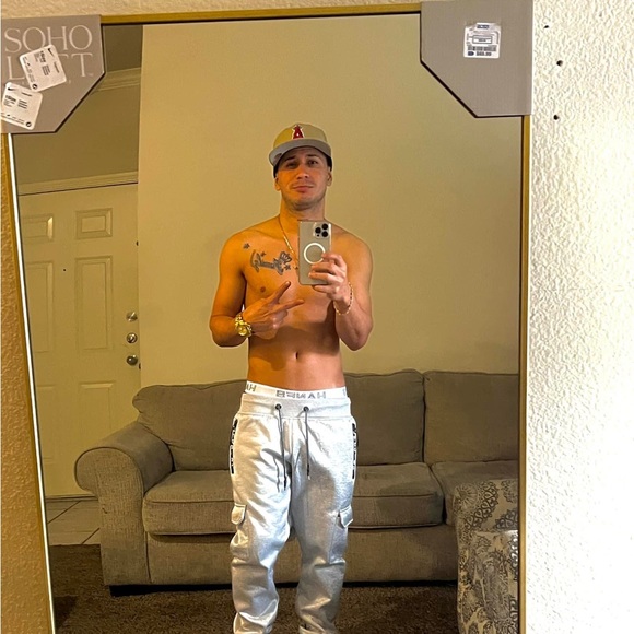 Profile Picture of Kevin Fernandez (@kevinfernand896) on Poshmark