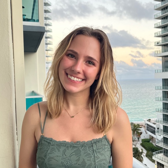 Profile Picture of Sarah Gould (@sarahgould252) on Poshmark