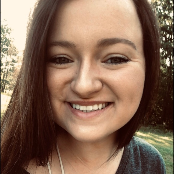 Profile Picture of Kacie Roberts (@kaciedarlene) on Poshmark