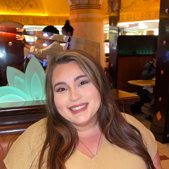 Profile Picture of Victoria Pizzolo (@vpizzolo) on Poshmark