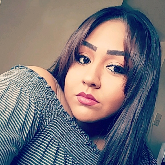 Profile Picture of Leslie Navarro (@l_dobbins) on Poshmark