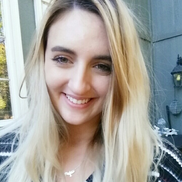 Profile Picture of Julia Boyd (@juliagb93) on Poshmark