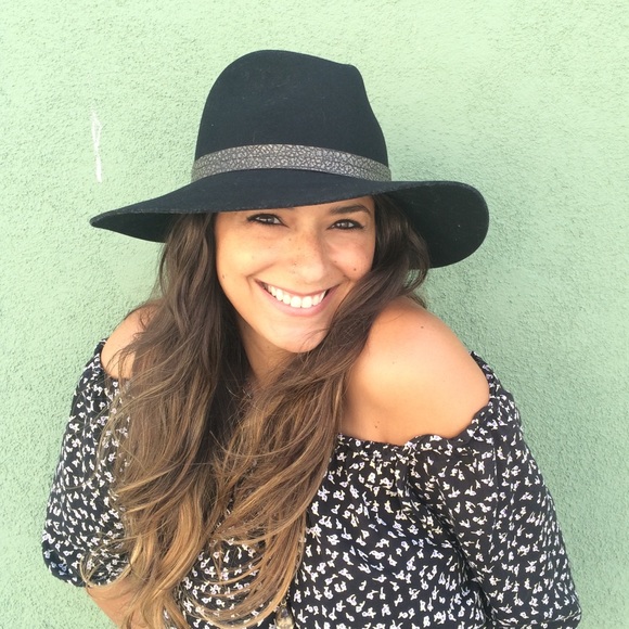 Profile Picture of Rebecca Bravin (@rbraves) on Poshmark