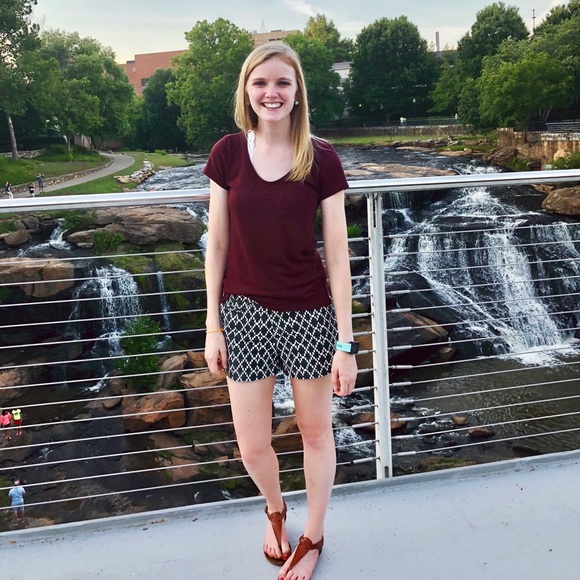 Profile Picture of Cara Klesick (@cara_nis) on Poshmark